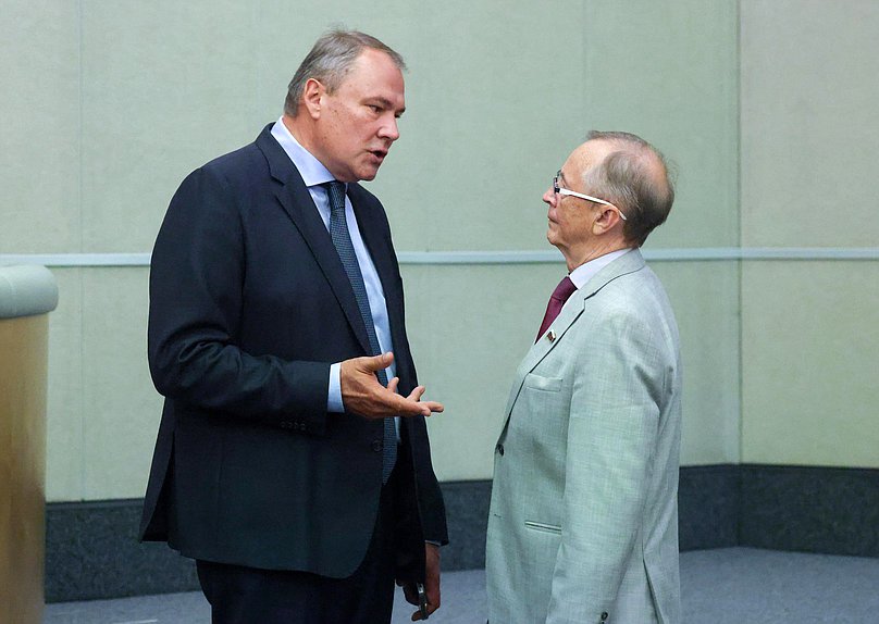 Заместитель Председателя Государственной Думы Петр Толстой и Первый заместитель Председателя Комитета по развитию гражданского общества, вопросам общественных и религиозных объединений Николай Бурляев