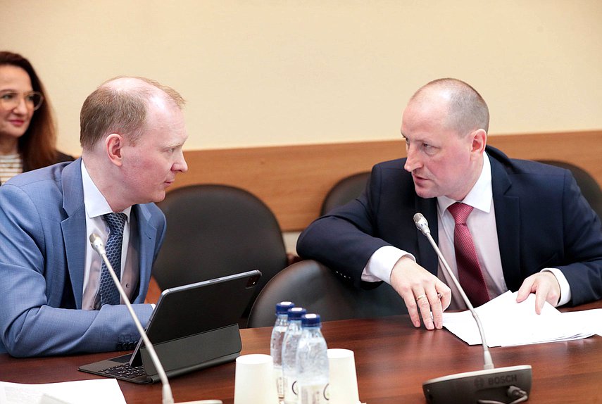 Заместитель руководителя Федерального агентства лесного хозяйства Вячеслав Спиренков и Директор Департамента государственной политики и регулирования в области лесных ресурсов и охотничьего хозяйства Министерства природных ресурсов и экологии РФ Андрей Грибенников