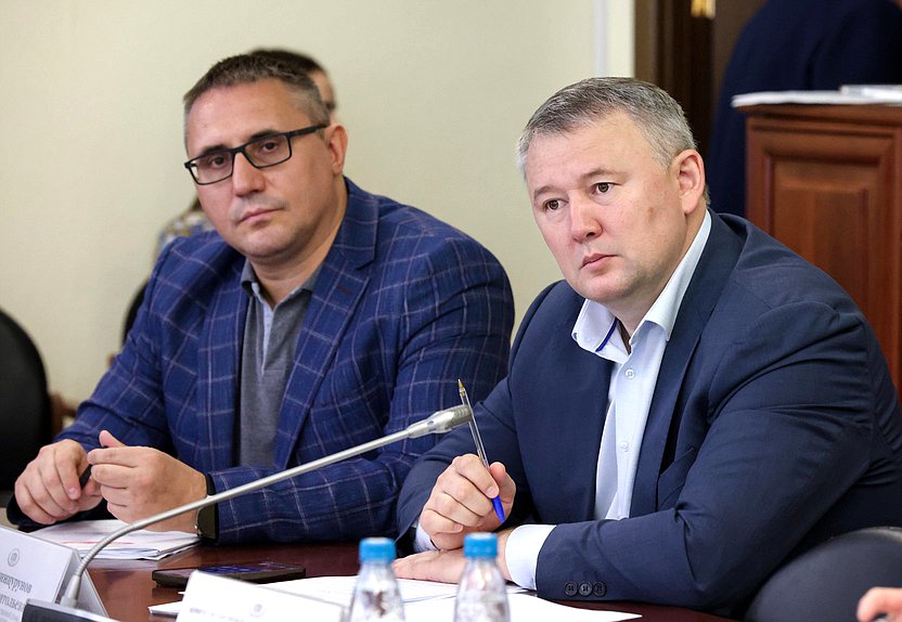 Член Комитета по молодежной политике Вячеслав Дамдинцурунов (справа)