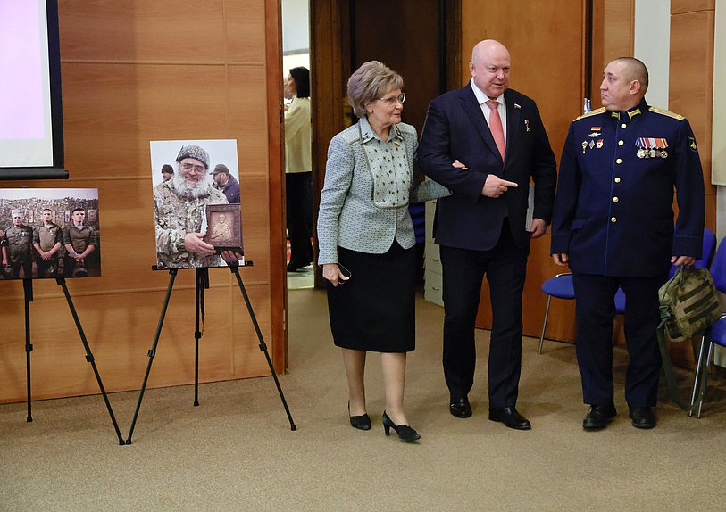 Член Комитета по защите семьи, вопросам отцовства, материнства и детства Татьяна Ларионова и Первый заместитель Председателя Комитета по обороне Андрей Красов