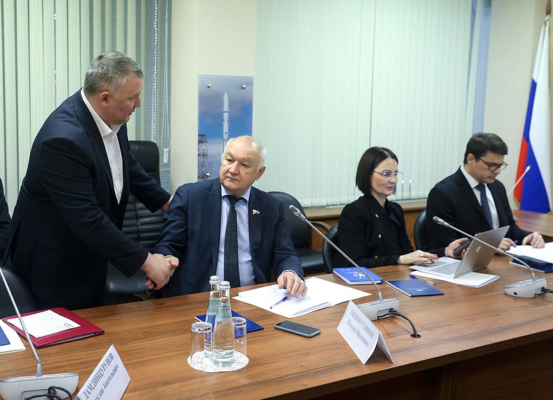 Член Комитета по молодежной политике Вячеслав Дамдинцурунов, Первый заместитель Председателя Комитета по делам национальностей Ильдар Гильмутдинов, Первый заместитель Председателя Комитета по защите семьи, вопросам отцовства, материнства и детства Татьяна Буцкая и Председатель Комитета по информационной политике, информационным технологиям и связи Сергей Боярский