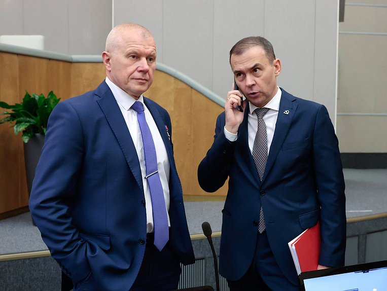 Члены фракции КПРФ Олег Новицкий и Юрий Афонин