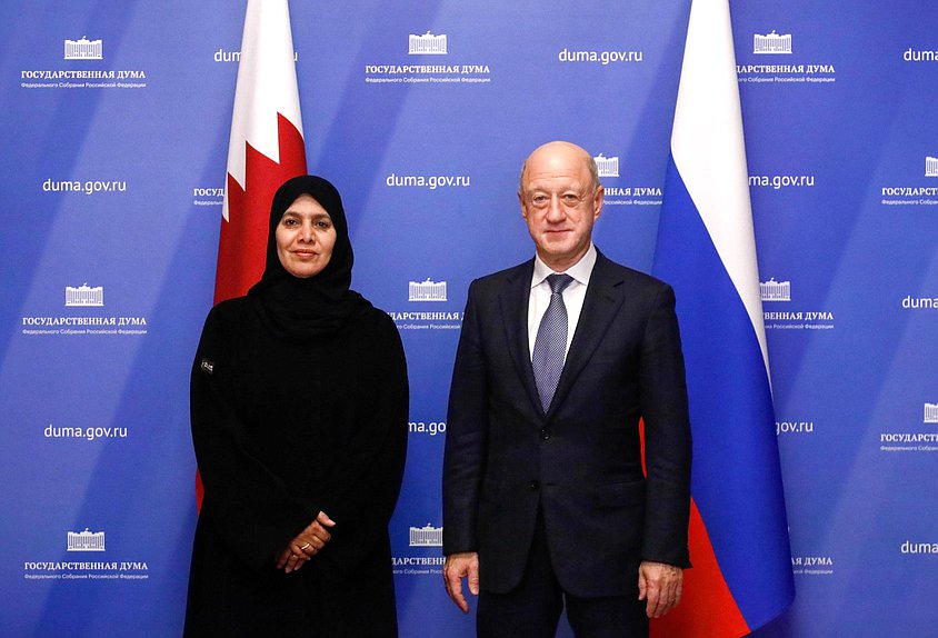 Заместитель Председателя Государственной Думы Александр Бабаков и заместитель Консультативного совета Государства Катар Хамда бинт Хасан Ас-Сулейти