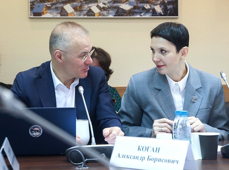 Заместители председателя Комитета по экологии, природным ресурсам и охране окружающей среды Александр Коган и Жанна Рябцева