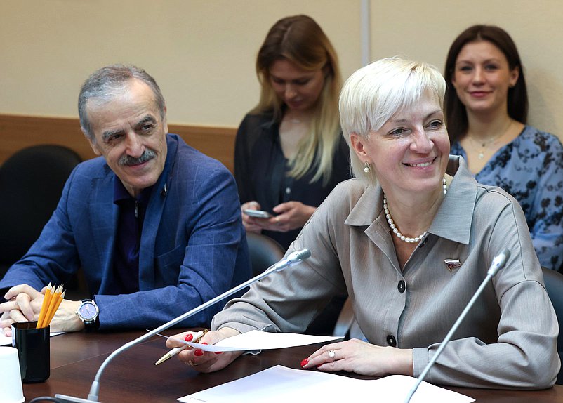 Заместители Председателя Комитета по просвещению Нурбаганд Нурбагандов и Ирина Ивенских