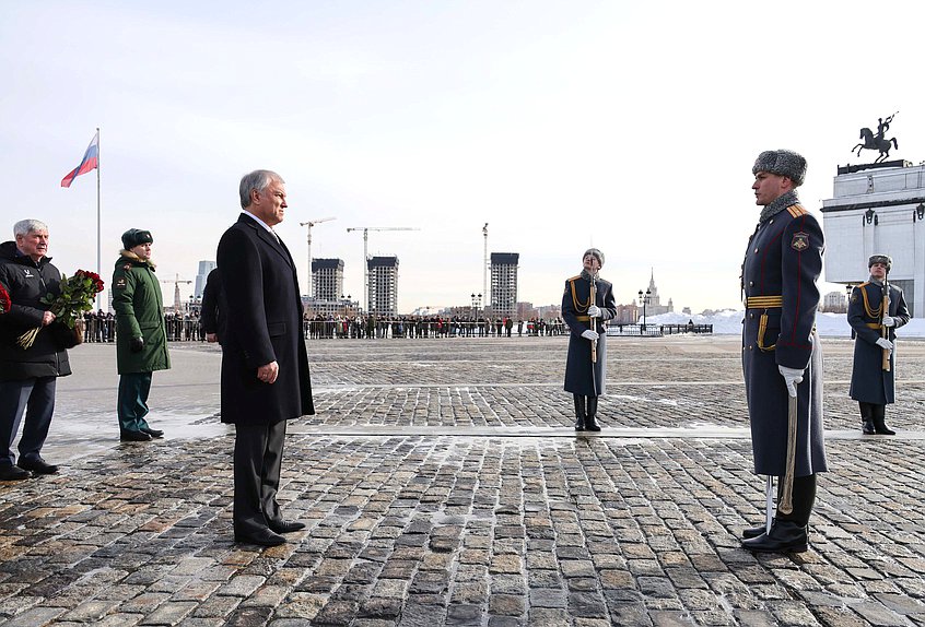 Председатель Государственной Думы Вячеслав Володин возложил венок к Вечному огню в парке Победы на Поклонной горе в День защитника Отечества