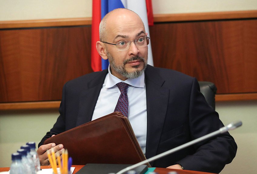 Заместитель Председателя Комитета по вопросам собственности, земельным и имущественным отношениям Николай Николаев