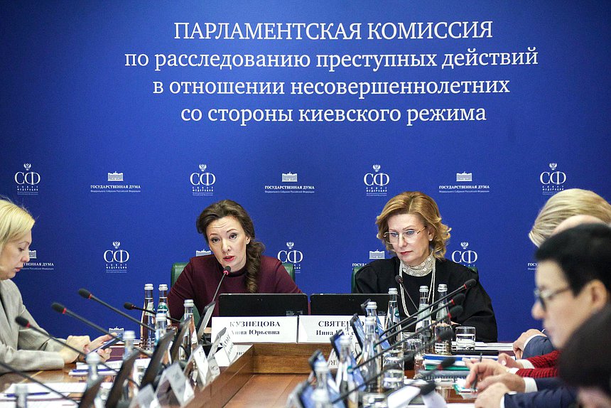 国家杜马副主席安娜·库兹涅佐娃和俄罗斯联邦参议员伊娜·斯维亚坚科