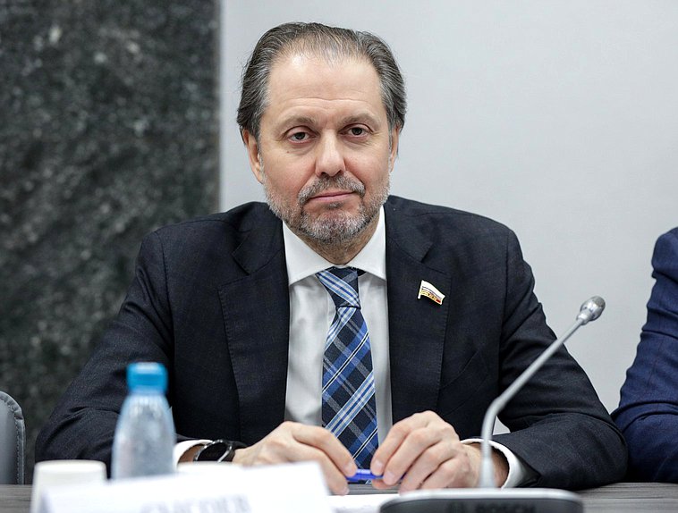 Член Комитета по экологии, природным ресурсам и охране окружающей среды Владимир Сысоев