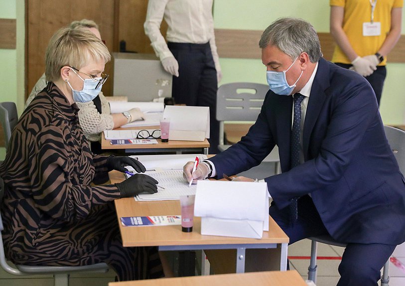 Председатель Государственной Думы Вячеслав Володин принял участие во всероссийском голосовании по поправкам в Конституцию РФ
