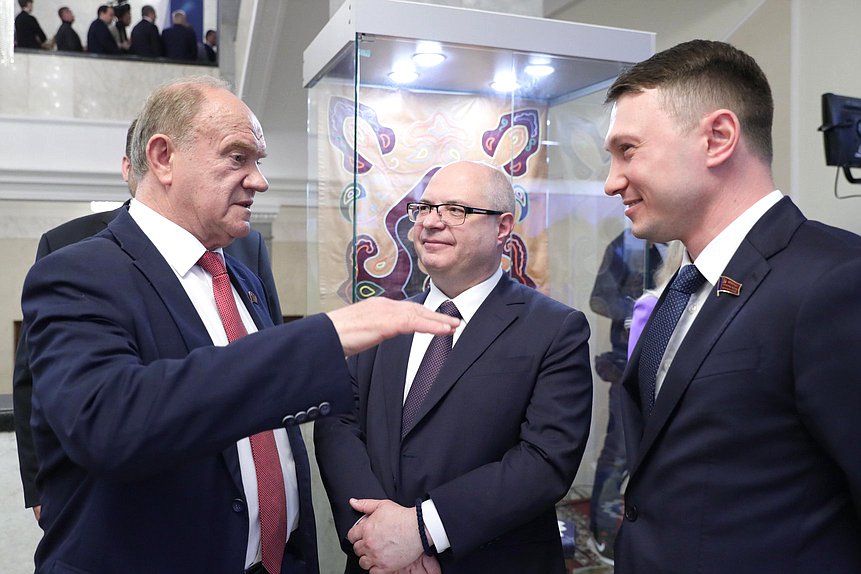 Руководитель фракции КПРФ Геннадий Зюганов и Председатель Комитета по вопросам собственности, земельным и имущественным отношениям Сергей Гаврилов