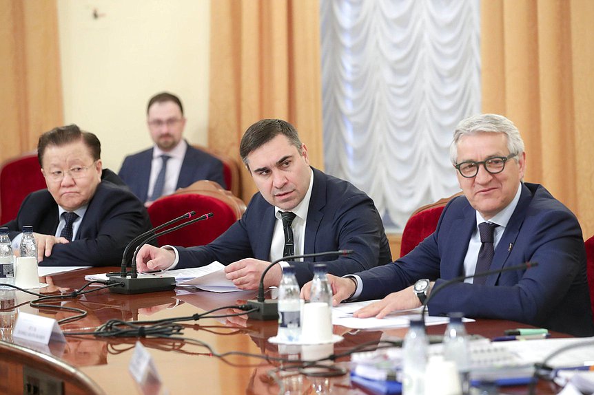 Председатель Комитета по охране здоровья Дмирий Хубезов (в центре) и Первые заместители Председателя Комитета Федот Тумусов и Леонид Огуль