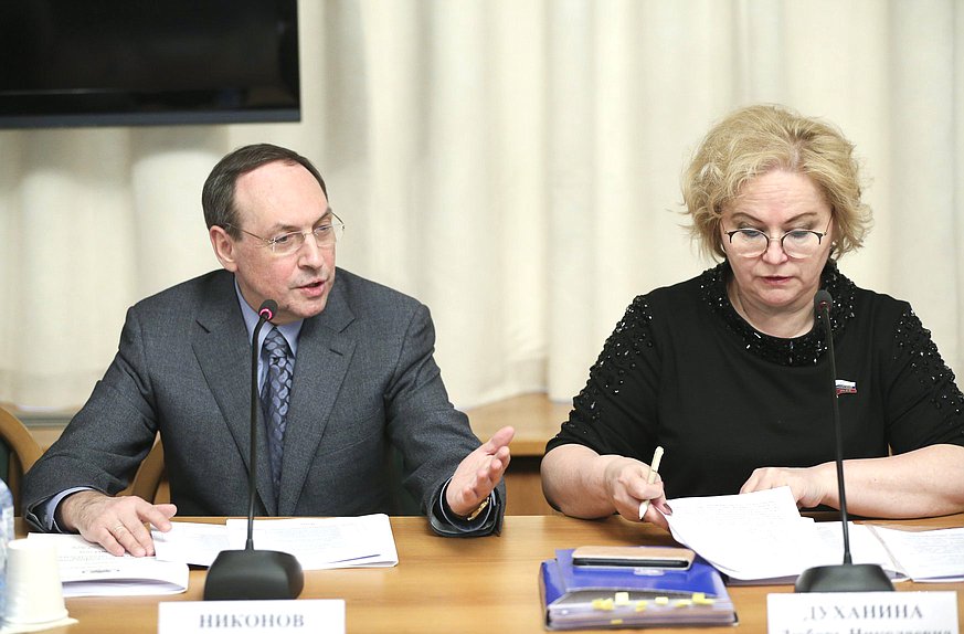 Председатель Комитета по образованию и науке Вячеслав Никонов и Заместитель Председателя Комитета Любовь Духанина