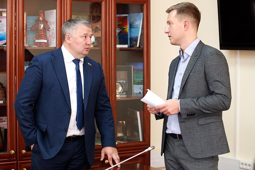 Председатель Комитета по молодежной политике Артем Метелев и член Комитета Вячеслав Дамдинцурунов