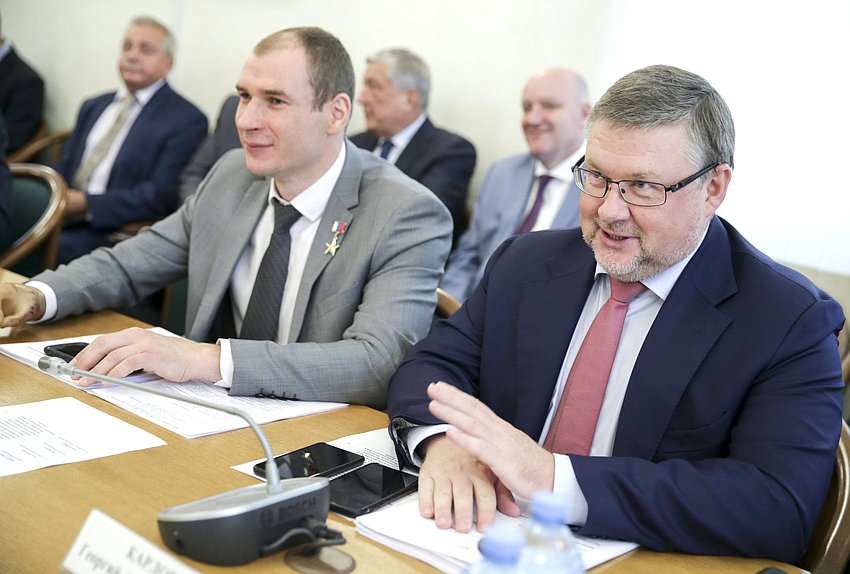 Члены Комитета по безопасности и противодействию коррупции Дмитрий Перминов и Георгий Карлов