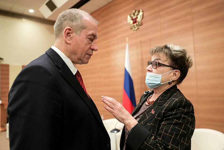 Первый заместитель Председателя Комитета по энергетике Сергей Левченко и член Комиссии по Регламенту и обеспечению деятельности Государственной Думы Ольга Алимова