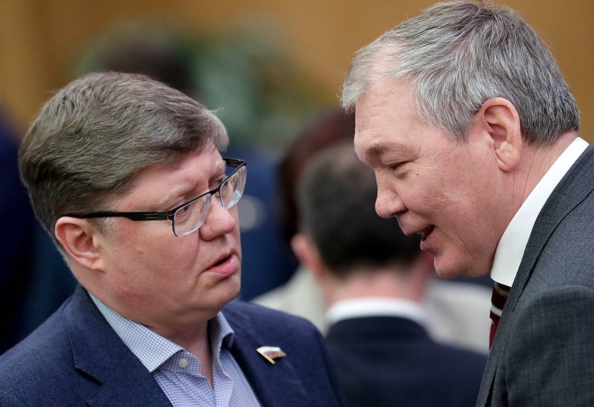 Член Комитета по труду, социальной политике и делам ветеранов Андрей Исаев и Председатель Комитета по делам СНГ, евразийской интеграции и связям с соотечественниками Леонид Калашников