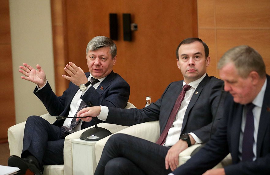 Первый заместитель Председателя Комитета по международным делам Дмитрий Новиков и Первый заместитель Председателя Комитета по безопасности и противодействию коррупции Юрий Афонин