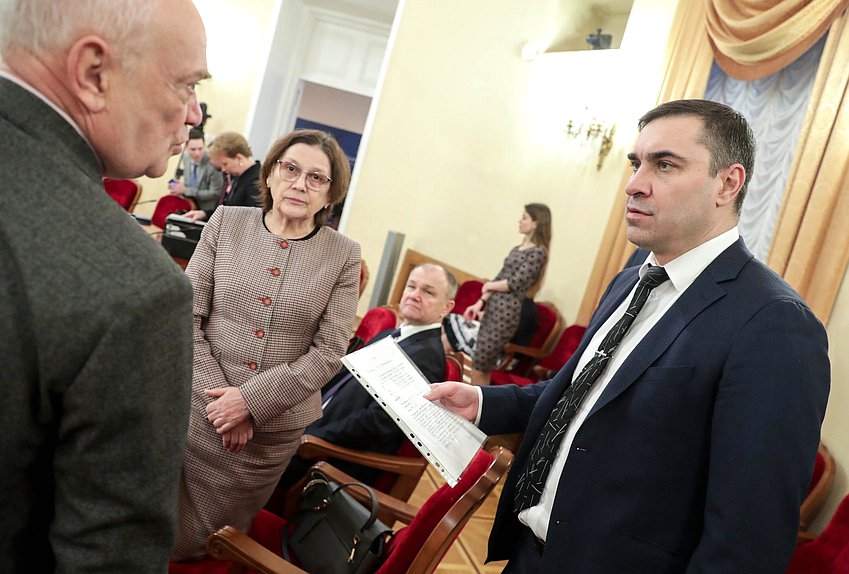 Члены Комитета по охране здоровья Римма Утяшева и Александр Румянцев и Председатель Комитета Дмитрий Хубезов