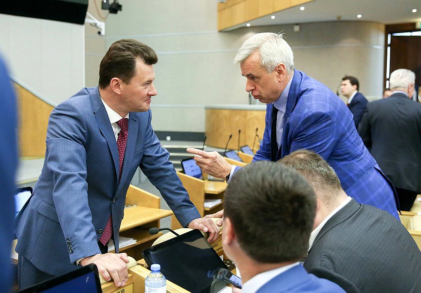 Член Комитета по обороне Роман Романенко и Первый заместитель Председателя Комитета по государственному строительству и законодательству Вячеслав Лысаков