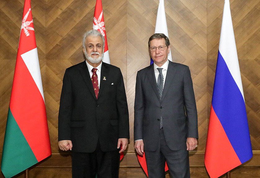 El Primer Jefe Adjunto de la Duma Estatal, Alexander Zhukov, y el Presidente del Consejo de Estado del Sultanato de Omán, Abdelmalik Bin Abdullah Al-Khalili