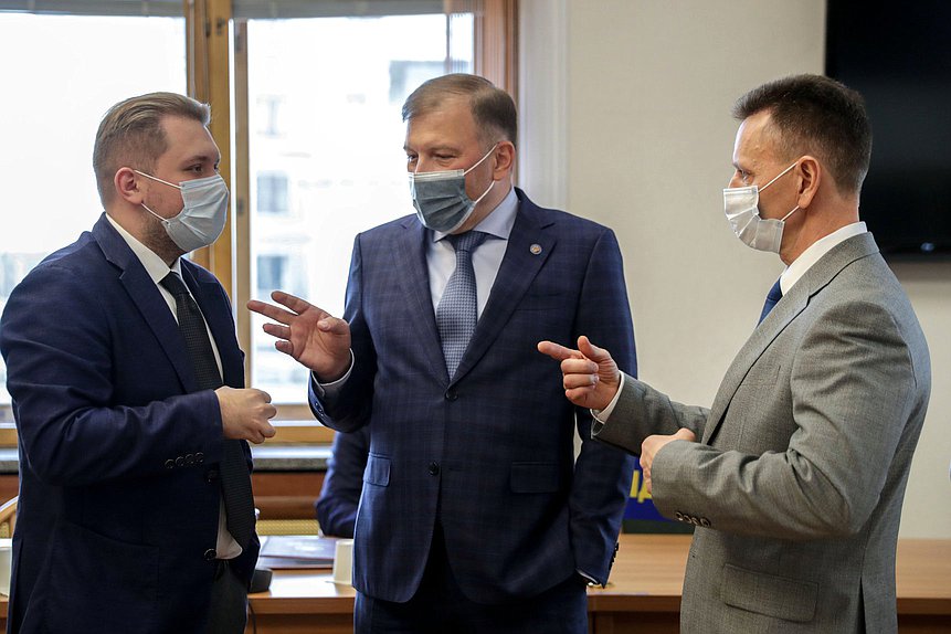 Заместитель Председателя Государственной Думы Борис Чернышов и член Центральной избирательной комиссии РФ Александр Курдюмов