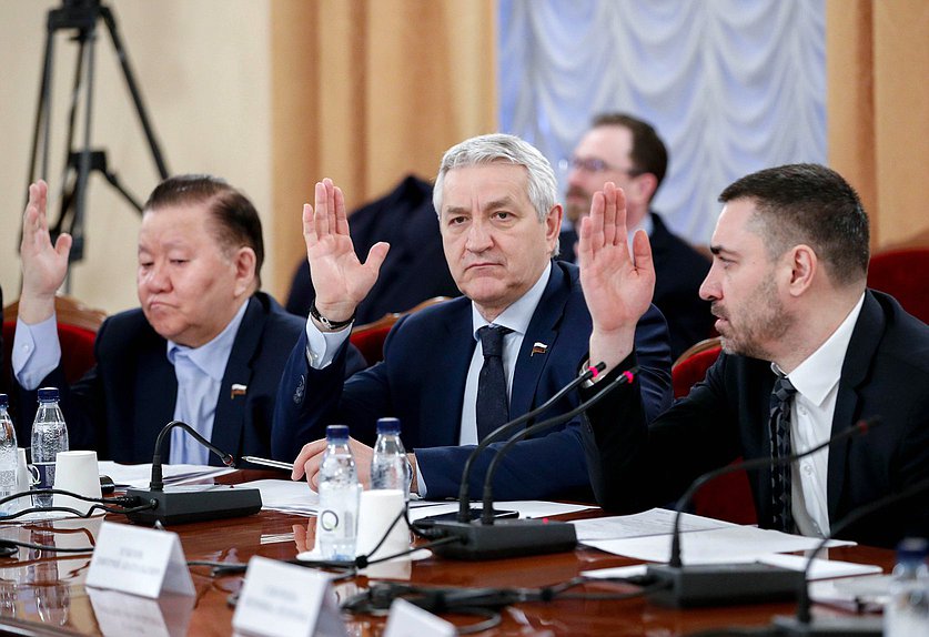 Председатель Комитета по охране здоровья Дмитрий Хубезов и Первые заместители Председателя Комитета Федот Тумусов и Леонид Огуль