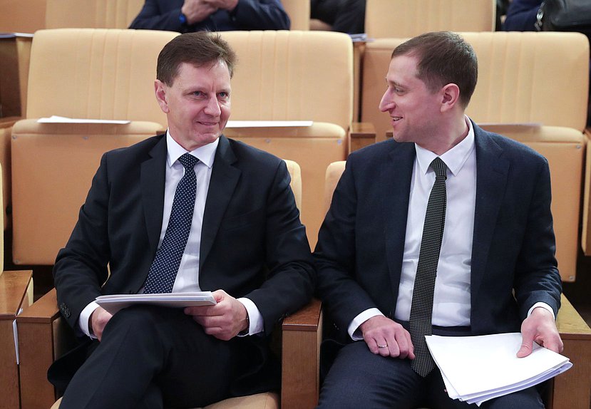 Первый заместитель Председателя Комитета по науке и высшему образованию Владимир Сипягин (слева)