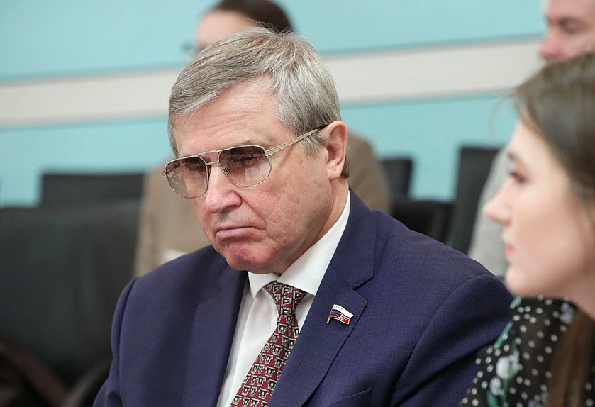 Первый заместитель Председателя Комитета по науке и высшему образованию Олег Смолин