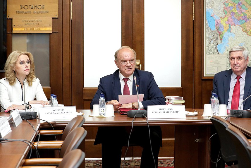 Заместитель Председателя Правительства РФ Татьяна Голикова, руководитель фракции КПРФ Геннадий Зюганов и Первый заместитель Председателя Государственной Думы Иван Мельников