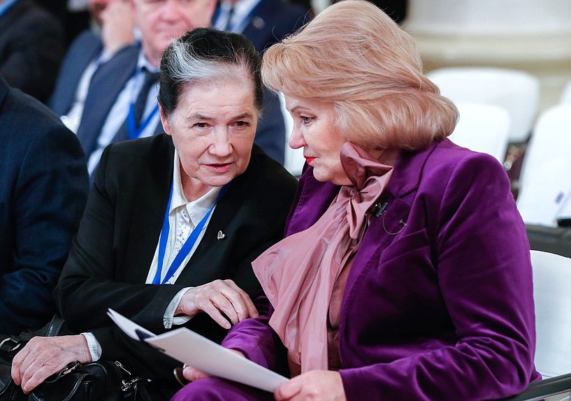 Председатель Комиссии по обеспечению жилищных прав граждан Галина Хованская и Председатель Комитета по вопросам семьи, женщин и детей Нина Останина