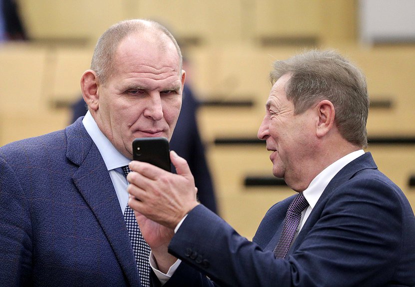 Член Комитета по энергетике Александр Карелин и Заместитель Председателя Комитета по природным ресурсам, собственности и земельным отношениям Михаил Кузьмин