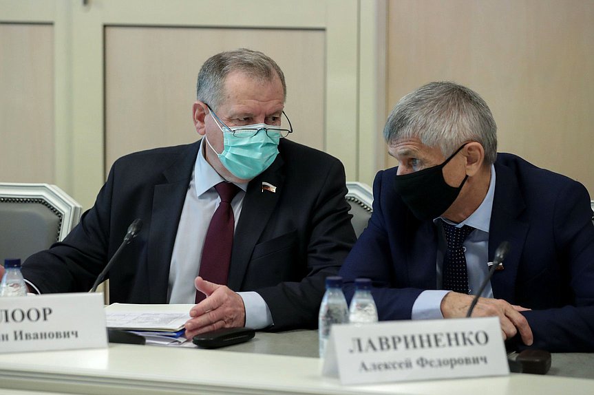 Члены Комитета по аграрным вопросам Иван Лоор и Алексей Лавриненко