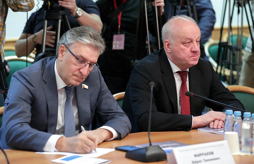 Члены Комитета по бюджету и налогам Айрат Фаррахов и Игорь Шубин