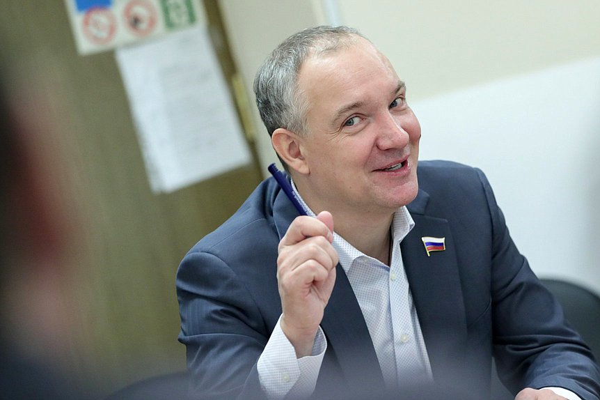 Член Комитета по промышленности и торговле Владимир Павлов