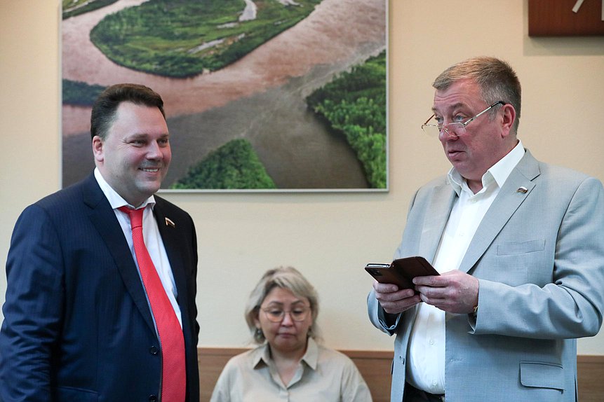 Заместитель Председателя Комитета по экономической политике Артем Кирьянов и член Комитета по обороне Андрей Гурулев