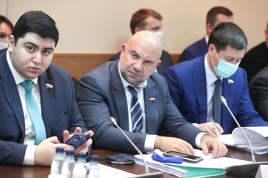 Заместитель Председателя Комитета по экологии, природным ресурсам и охране окружающей среды Георгий Арапов и член Комитета Тимофей Баженов