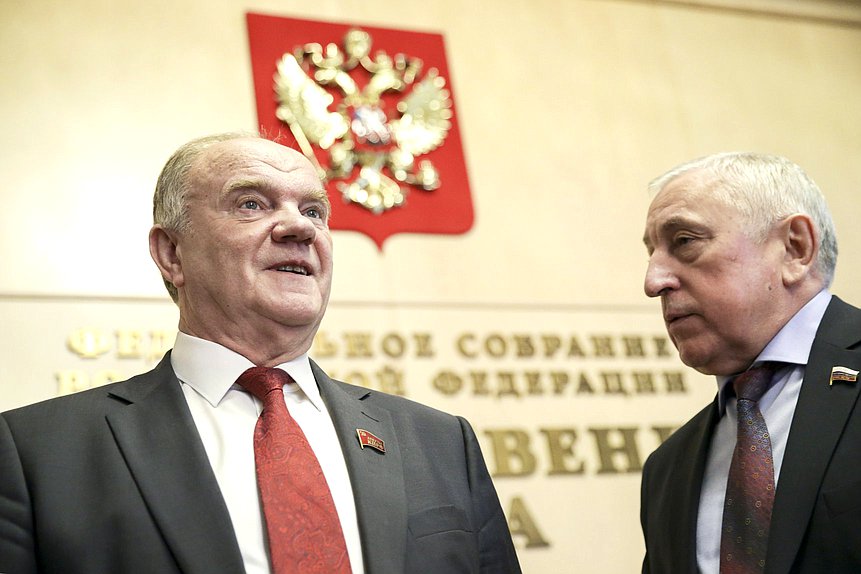 Руководитель фракции КПРФ Геннадий Зюганов и Председатель Комитета по региональной политике и проблемам Севера и Дальнего Востока Николай Харитонов