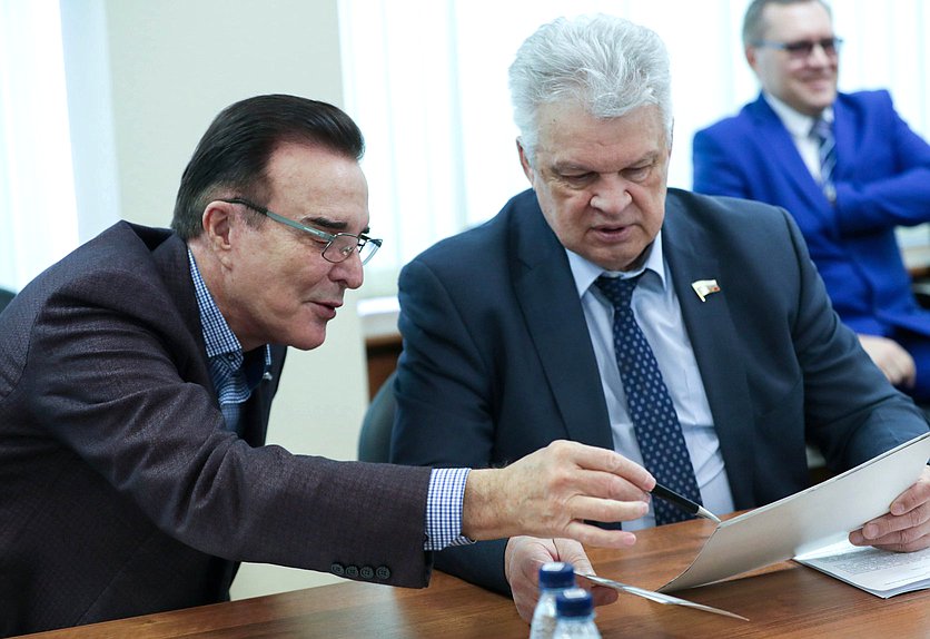 Члены Комитета по экономической политике Александр Максимов и Виктор Казаков