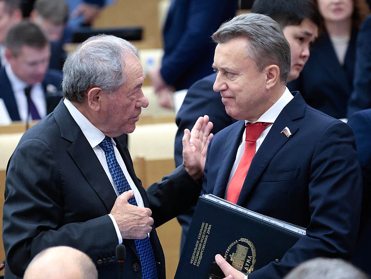 Первый заместитель Председателя Комитета по энергетике Геннадий Букаев и заместитель Председателя Комитета по безопасности и противодействию коррупции Анатолий Выборный