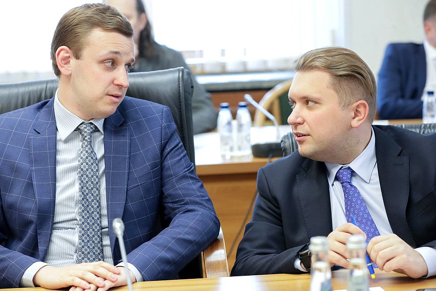 Член Комиссии по Регламенту и обеспечению деятельности Государственной Думы Василий Власов и заместитель Председателя Государственной Думы Борис Чернышов