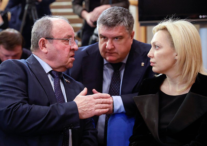 Член Комитета по бюджету и налогам Виктор Селиверстов и член Комитета по развитию гражданского общества, вопросам общественных и религиозных объединений Ольга Тимофеева