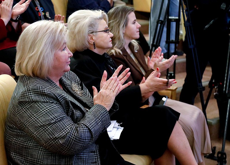 Председатель Комитета по защите семьи, вопросам отцовства, материнства и детства Нина Останина и заместитель Председателя Комитета Елена Вторыгина