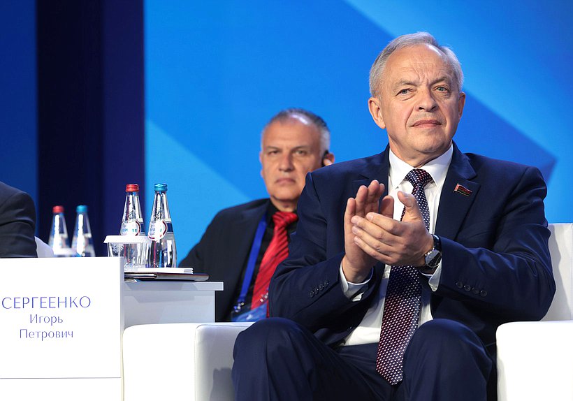 Presidente de la Cámara de Representantes de la Asamblea Nacional de la República de Belarús Igor Sergeyenko. Sesión plenaria del Foro Internacional “Gran legado – futuro común”
