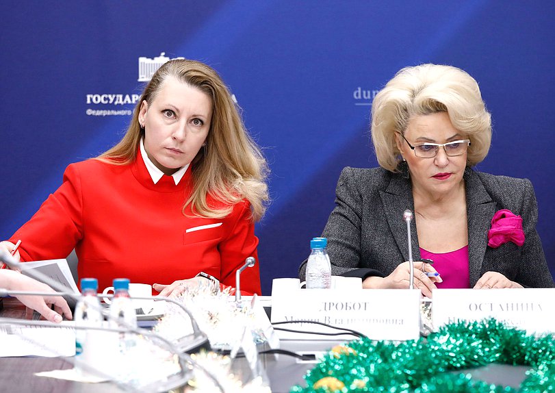 Заместитель Председателя Комитета по защите семьи, вопросам отцовства, материнства и детства Мария Дробот и Председатель Комитета Нина Останина