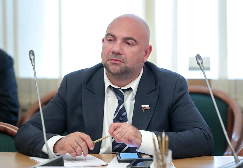 Член Комитета по экологии, природным ресурсам и охране окружающей среды Тимофей Баженов