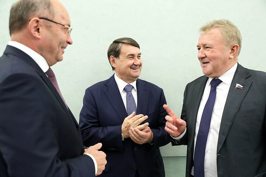 Помощник Президента РФ Игорь Левитин и Председатель Комитета по транспорту и развитию транспортной инфраструктуры Евгений Москвичев