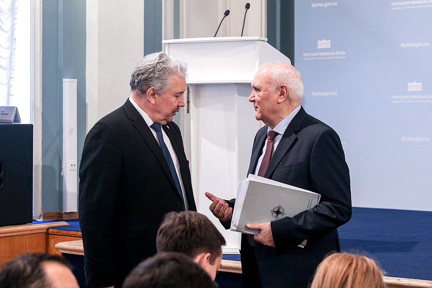 Председатель президиума Фонда содействия защите прав и законных интересов граждан за рубежом «Русский Мир» Сергей Бабурин и заместитель Ответственного секретаря Парламентской Ассамблеи ОДКБ – полномочный представитель Федерального Собрания РФ Михаил Кротов