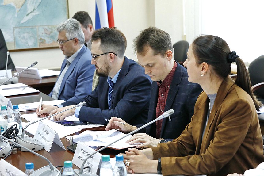 Совещание Комитета по строительству и ЖКХ с представителями министерств и ведомств о проекте федерального закона «О деятельности в сфере оказания услуг по операциям с недвижимостью»