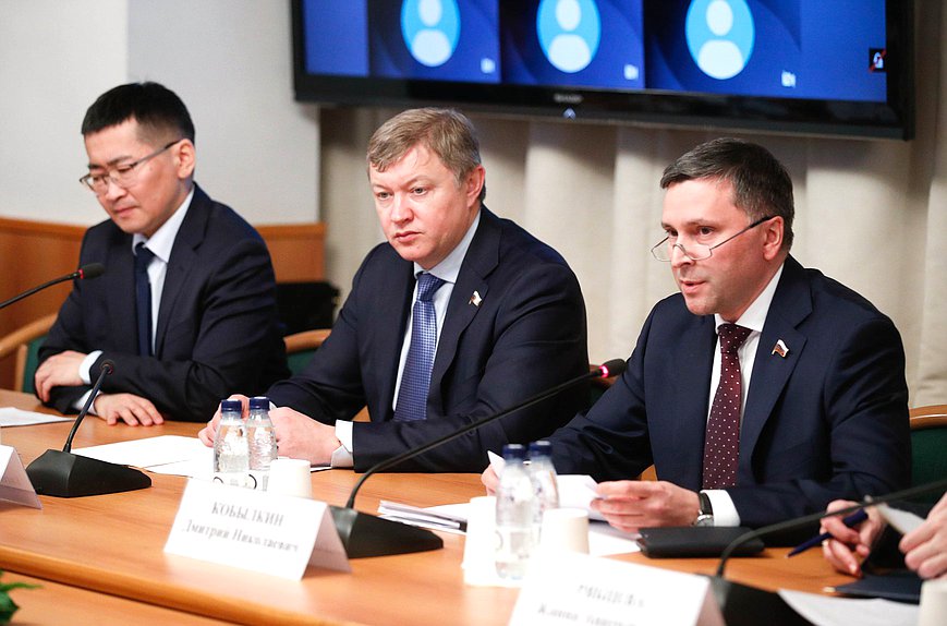 Председатель Комитета по экологии, природным ресурсам и охране окружающей среды Дмитрий Кобылкин, заместитель Председателя Комитета Евгений Марков и член Комитета Николай Будуев